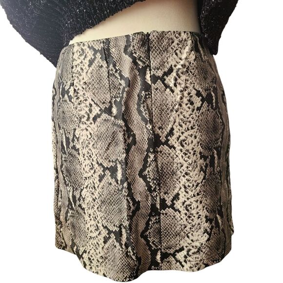 Forever 21 Women's Size M Snakeskin Mini Skirt with Black Lining Zipper Closure - Picture 5 of 8